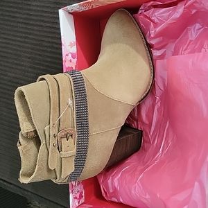 Brand new Chinese laundry zanga suede boots 7 and 1/2